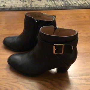 Vionic Trinity size 6 black ankle boots